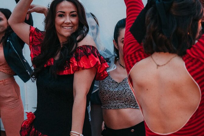 Barcelona Sangria & Salsa Dance Class with Bottomless Drinks - How the two-hour schedule works