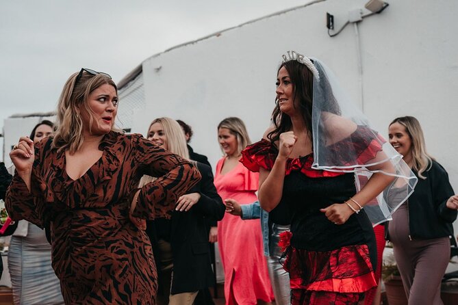 Barcelona Sangria & Salsa Dance Class with Bottomless Drinks - Who should book this experience?