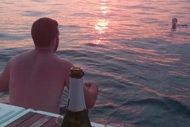 Barcelona Sunset Private Sailing & Live Spanish Guitar & open Bar - Guitar, drinks, and the mood onboard