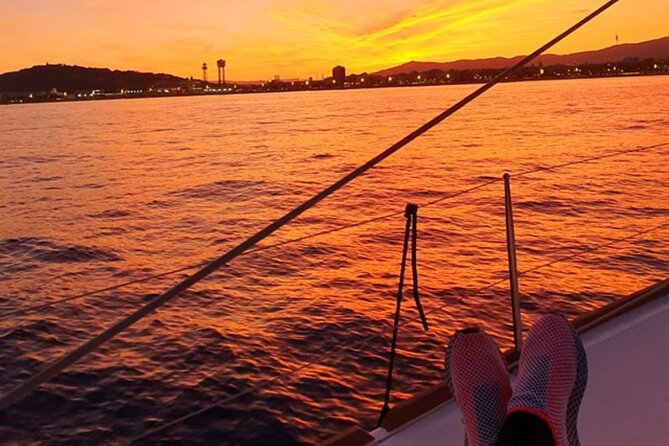 Barcelona Sunset Private Sailing with Live Saxophone and Open bar - What the private format adds