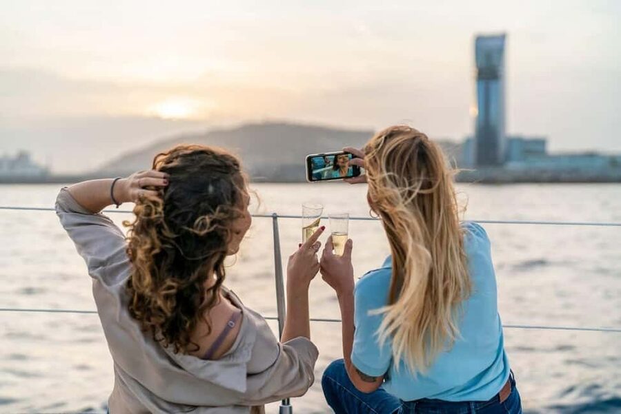 Barcelona Sunset Sailing Experience with open bar and snakcs - What this Barcelona sunset cruise is really like