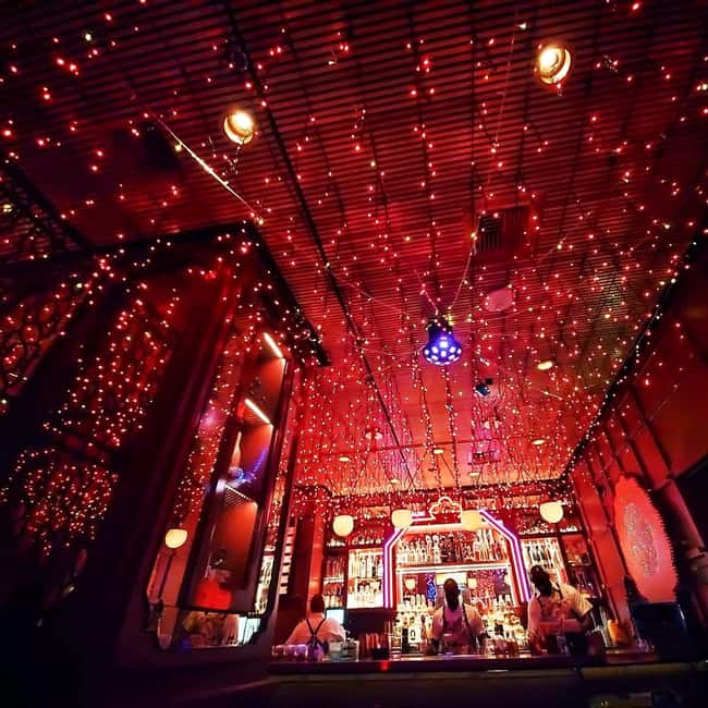 Bars Unknown: The Las Vegas Strip Bar Crawl - Jonathan Dez brings the social side