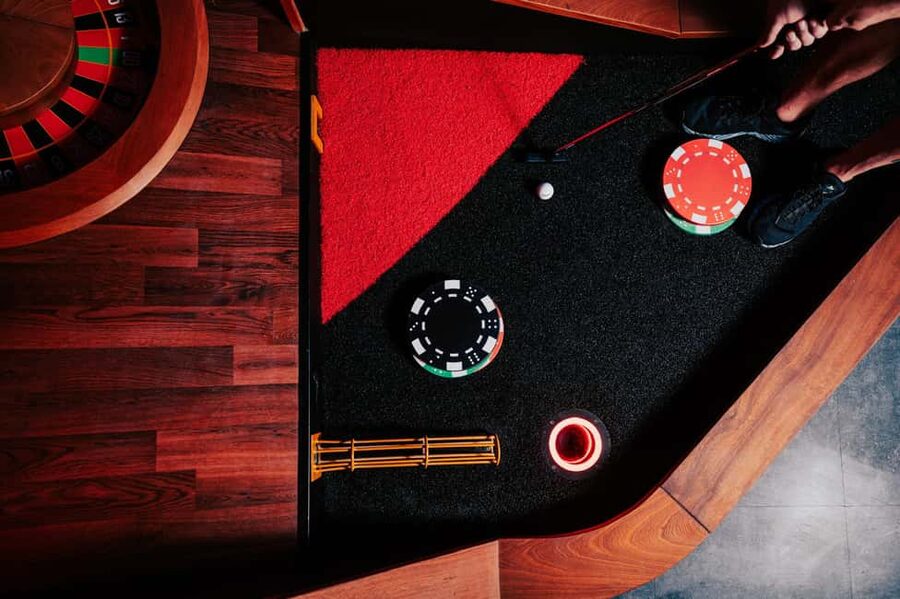 Bergen: High-Tech Minigolf in Top Bergen Activity Bar! - Why the digital scoring changes the group experience