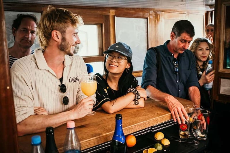 Berlin: 2.5-Hour Beer & Sunset Sightseeing Boat Cruise - Holzmarkt 25 and Berlin’s creative east
