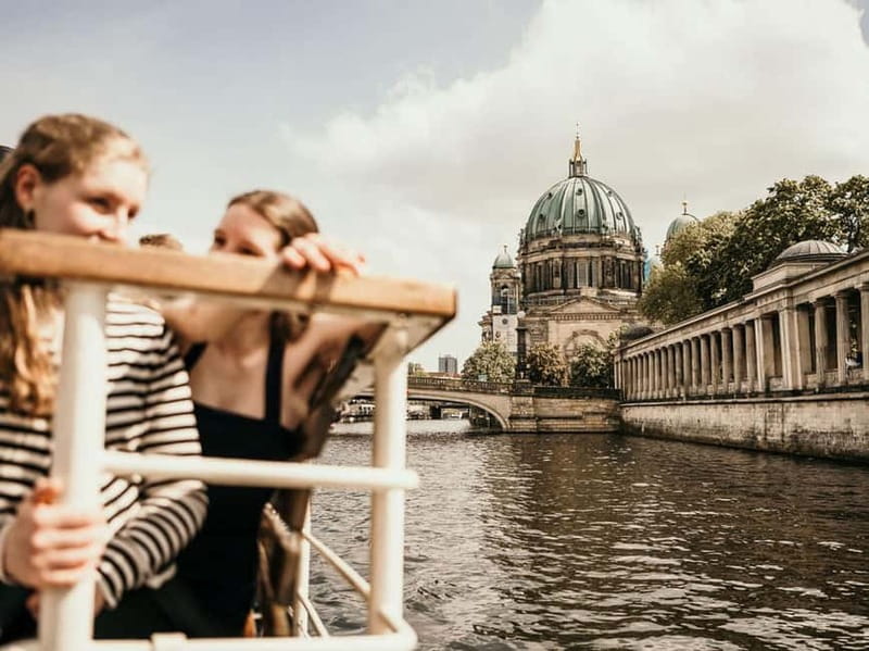 Berlin: 2.5-Hour Beer & Sunset Sightseeing Boat Cruise - Oberbaumbrücke and the Badeschiff