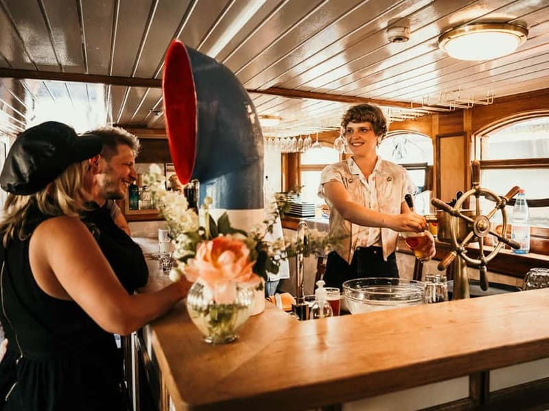 Berlin: 2.5-Hour Beer & Sunset Sightseeing Boat Cruise - From Alte Börse to the heart of Berlin