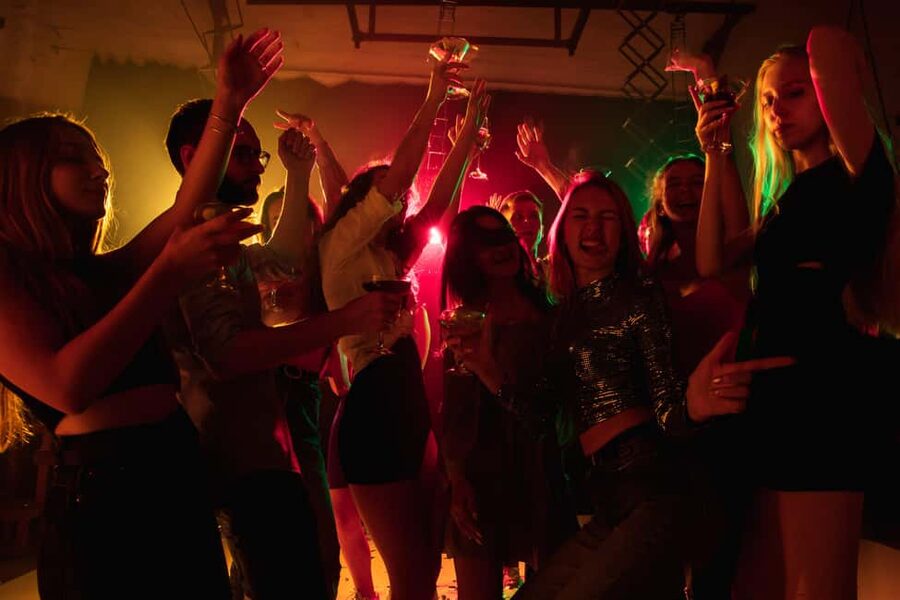 Berlin: Pub Crawl & Party with Free Shots & VIP Club Access - What to wear and bring