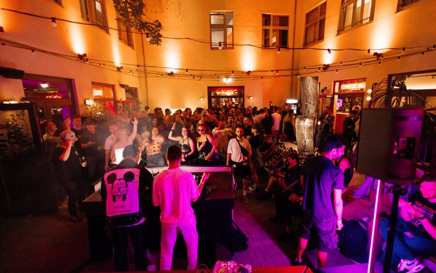 Berlin: Pub Crawl with Shots and VIP Club Entry - What to wear and bring