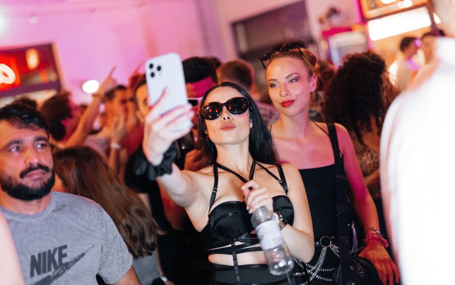 Berlin: Pub Crawl with Shots and VIP Club Entry - Moving through Mitte and Friedrichshain