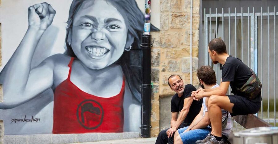 Bilbao: Art District Walking Tour - The local bar break: craft beer with a purpose