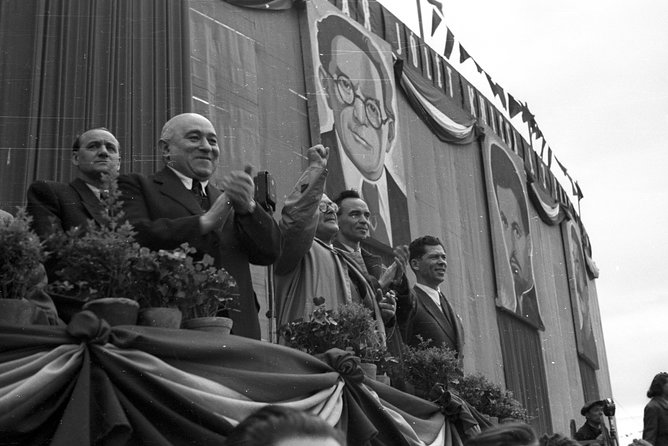 Born Under The Red Star - Communist tour with Coffee in a Retro Bar - The 1956 memorial and the meaning of resistance