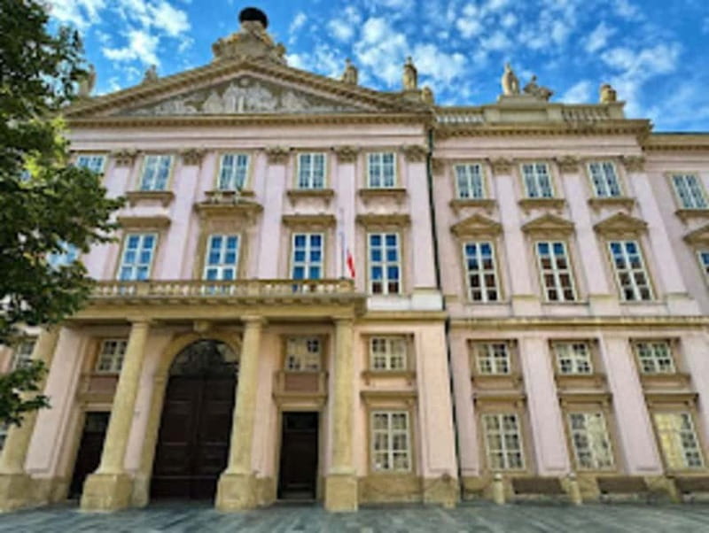Bratislava: Private Walking Tour with Optional Beer Tasting - Roland Fountain and Bratislava’s coronation past