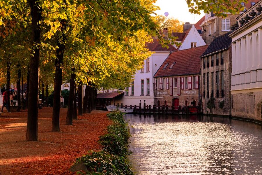 Bruges: Guided Tour & Boat Ride with Optional Beer Tasting - From the station to the Lake of Love