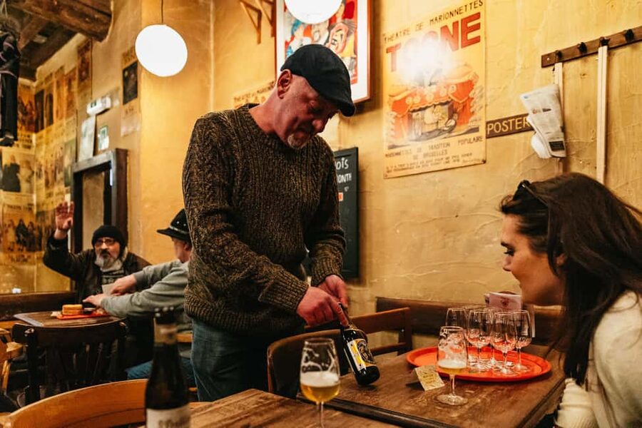 Brussels: Beer Tour with 6 Beers and 3 Chocolate Tastings - Six beers, three chocolates, and local cheese