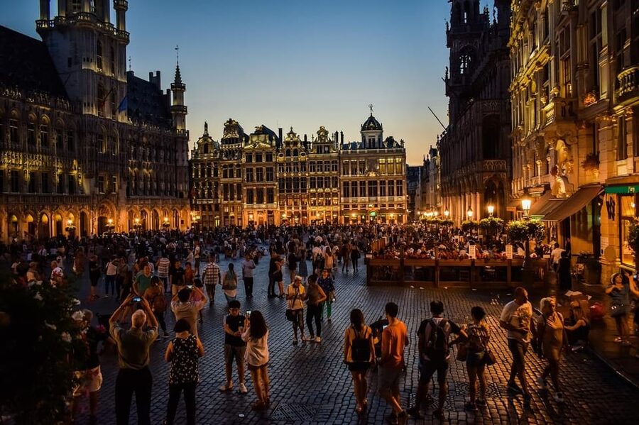 Brussels: BXL Pub Crawl Guided Tour - Starting the night at Bd Anspach 79