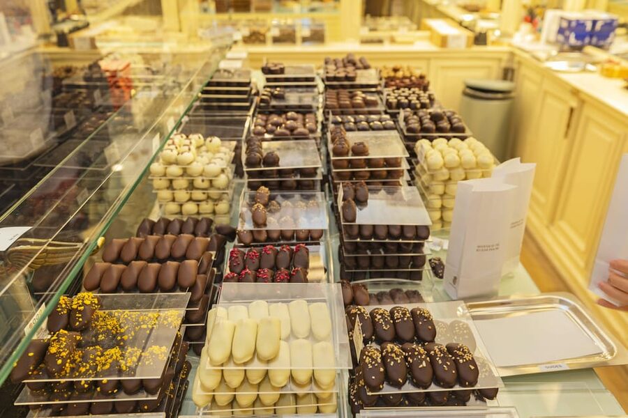 Brussels Food Tour: Main Dish, Beer, Waffle & Chocolate - Rue de lEtuve, waffles and the route toward Galerie de la Reine