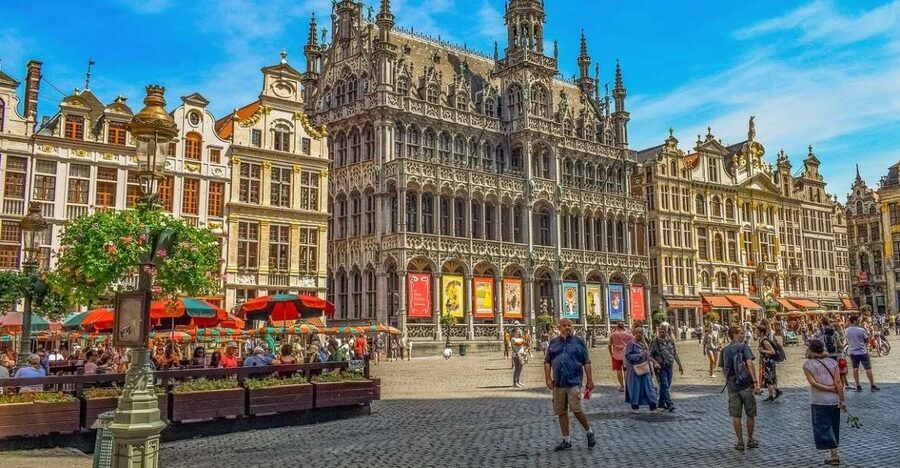 Brussels: Guided Walking Tour with Optional Beer Tasting - Manneken Pis and Brussels’ sense of humor