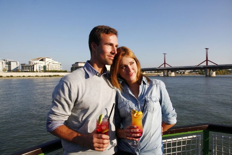 Budapest: 1 hr Sunshine Booze Cruise with Prosecco - Margaret Bridge and the city’s six crossings