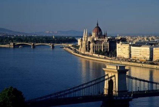Budapest 4 course Dinner Cruise with Bar Piano and Welcome Drink - Key points to know before you book
