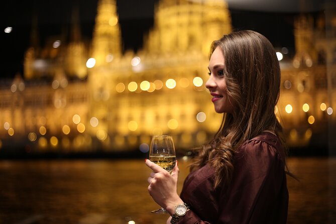 Budapest 4 course Dinner Cruise with Bar Piano and Welcome Drink - The music: piano, singing, and volume