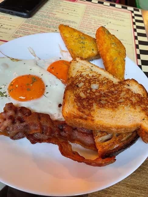 Budapest: 4-hour Bottomless Brunch w/ Cocktails & Craft Beer - Ruin Brew brings brunch into Budapest’s Jewish Quarter