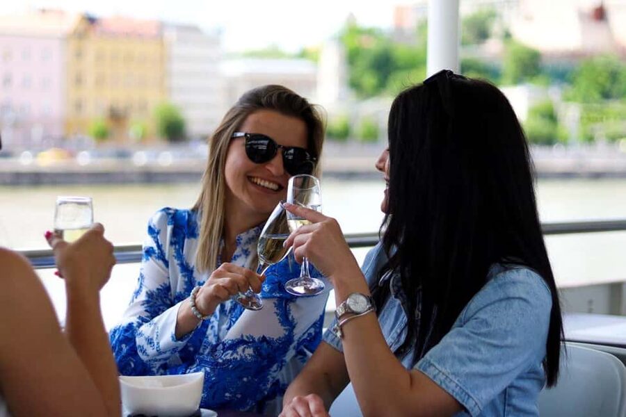 Budapest: 60-Minute Panoramic Cruise with Drink included - The route from Gellért Hill to the Parliament
