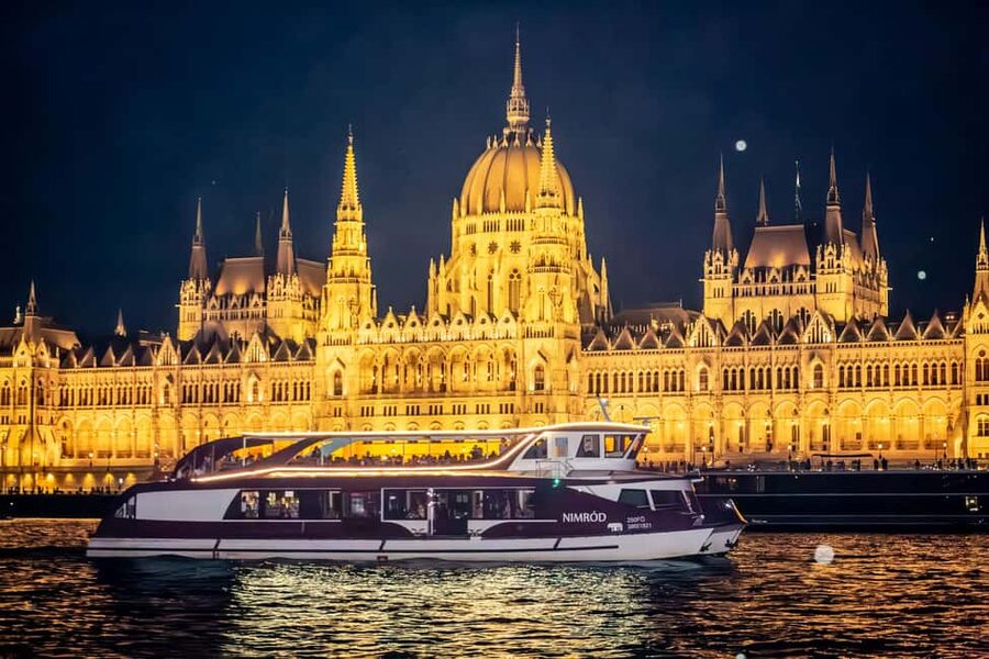 Budapest: 60-Minute Panoramic Cruise with Drink included - One drink, with a distinctly autumn feel