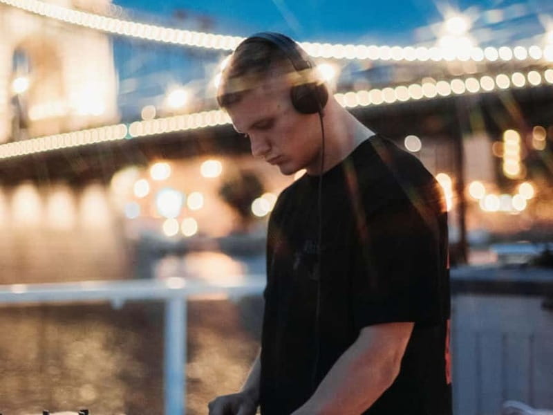 Budapest: BBQ Dinner Cruise w/ Live Music & Unlimited Drinks - The first part of the cruise: settling in with music