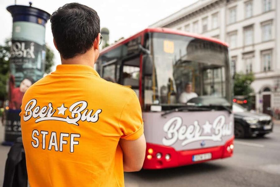 Budapest: BeerBus Sightseeing Tour with unlimited beer - Andrássy Avenue and the Opera House
