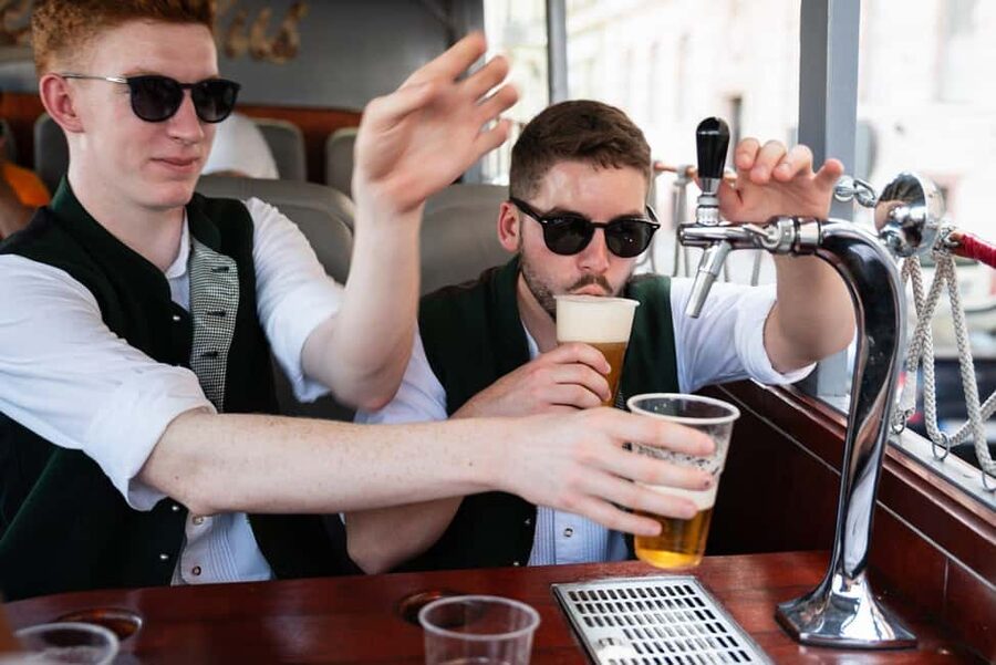 Budapest: BeerBus Sightseeing Tour with unlimited beer - Gellért Hill and Liberty Bridge