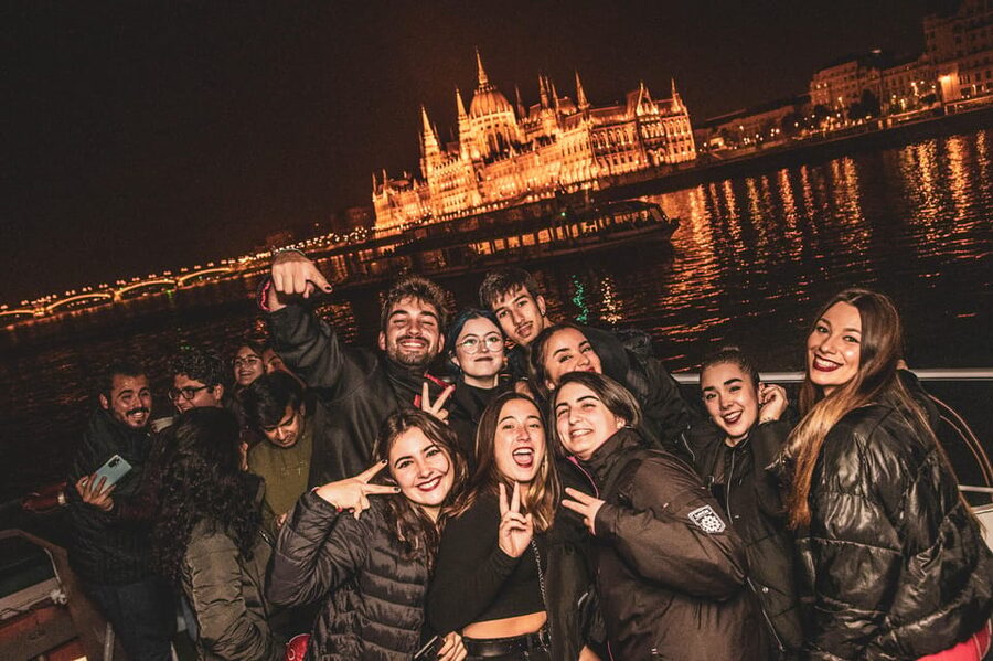 Budapest: Boat Party with option of Unlimited Drinks - Why Budapest looks best after dark