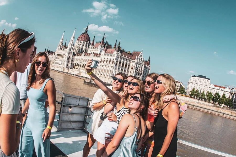 Budapest: Boat Party with option of Unlimited Drinks - The optional pre-party and unlimited drinks