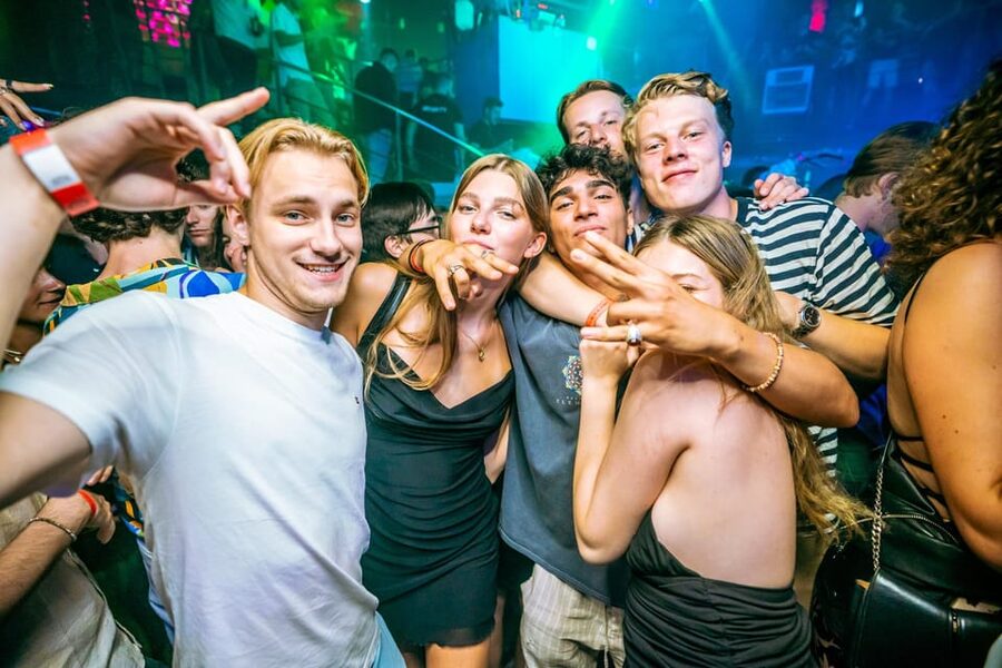 Budapest: Boat Party with option of Unlimited Drinks - Weather, meeting points, and practical planning