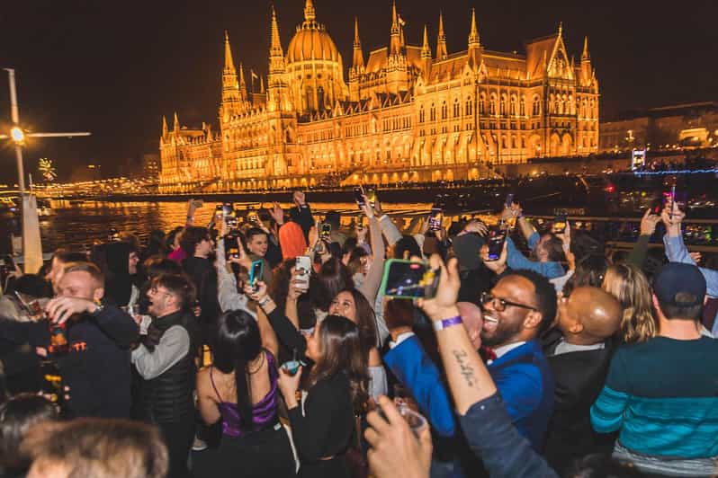 Budapest: Boat Party with option of Unlimited Drinks - What the 5 to 6 hour evening looks like
