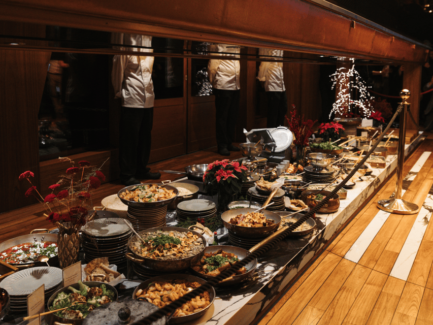 Budapest: Dinner Cruise with Live Music & Unlimited Drinks - Live violin music and the mood onboard