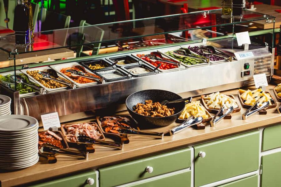 Budapest: Hungarian Dinner & Show with Unlimited Drinks - A relaxed buffet dinner with Hungarian flavors