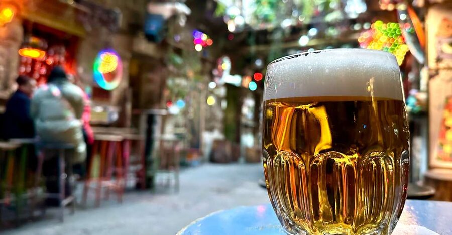 Budapest: Ruin Bar Tour - Walking through District 7 street art