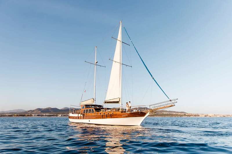 Cabo San Lucas: Sunset Yacht Cruise w/Chef Dinner & Open Bar - Key points to know before booking