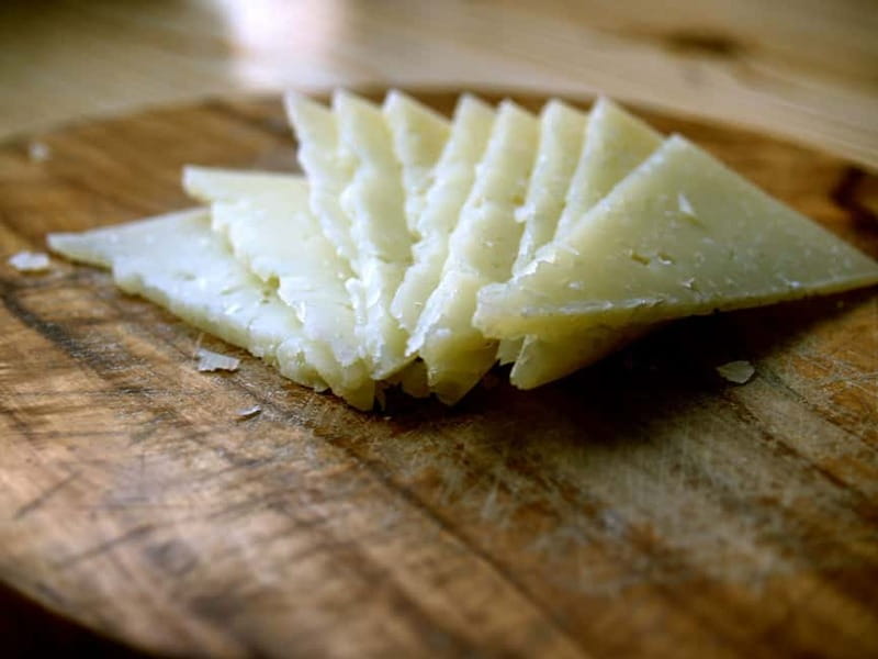 Cagliari: artisan beer and cheese tasting - Sardinian beer and cheese, side by side