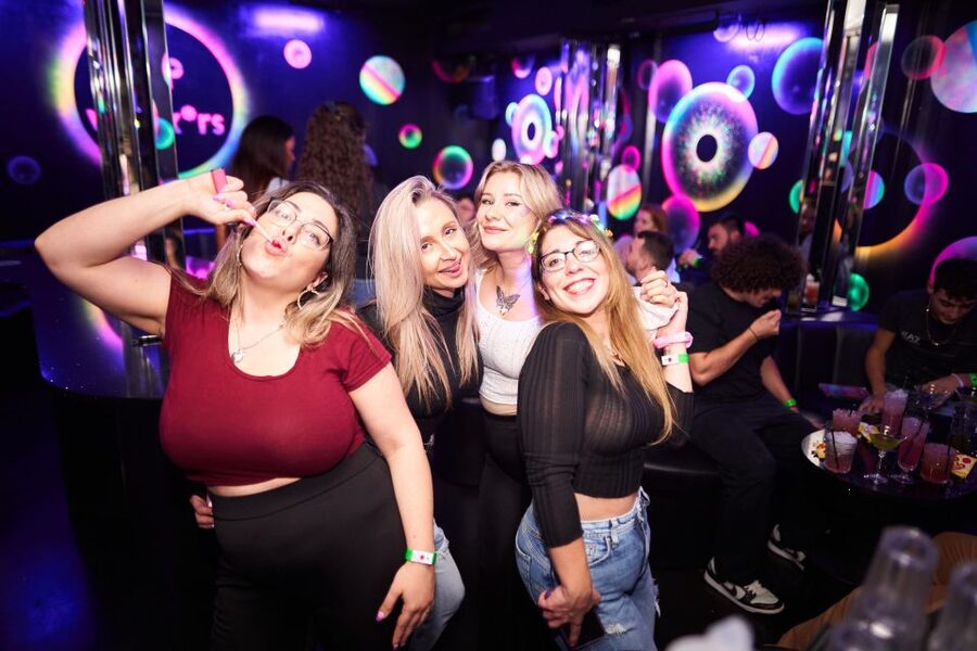 Camden Pub Crawl & Bar Tour London - Weeknight Camden: games, music, and easier conversation