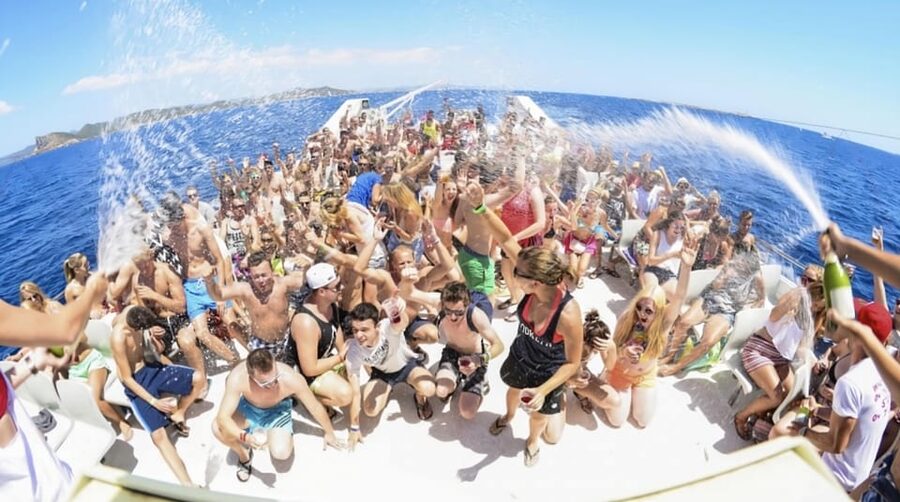 Cannes: Party Boat with Live DJ - Arriving at the boat near Cannes