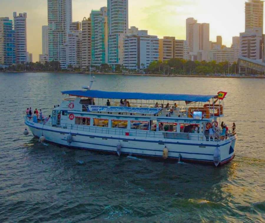 Cartagena de Indias: Sunset Cruise Open Bar with Dance Show - The first five minutes: safety and a welcome drink