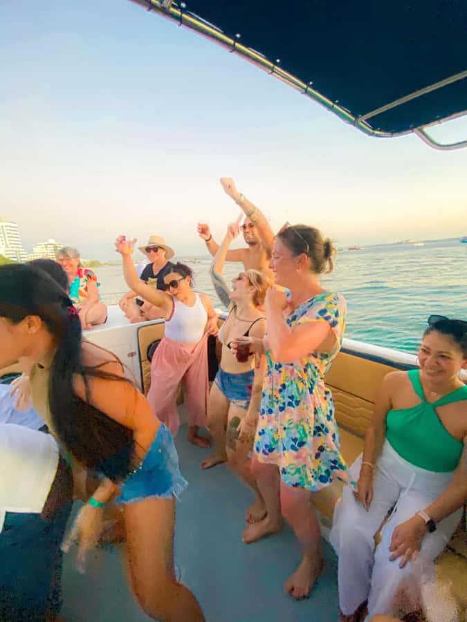 Cartagena: Speed Boat Party on the Bay with open bar - Meeting at Muelle de los Pegasos