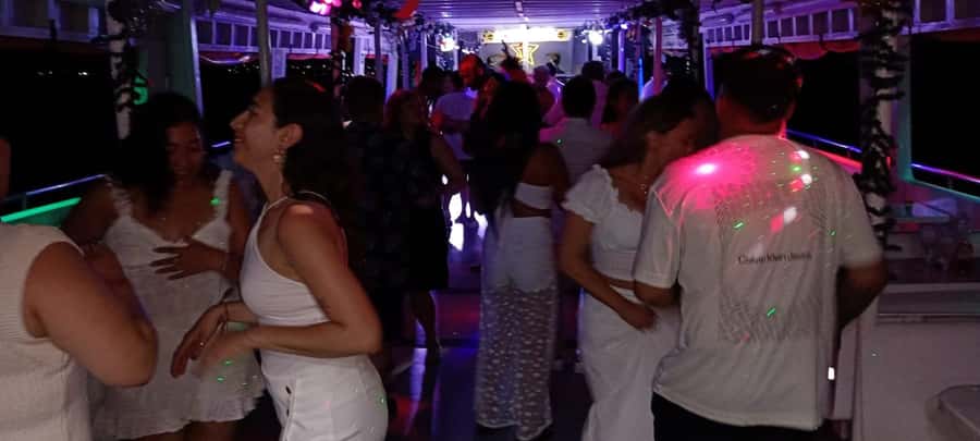 Cartagena: White Night Boat Tour with Dinner and Open Bar - The dance show is the heart of the night