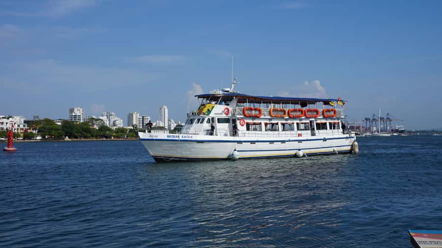 Cartagena: White Night Boat Tour with Dinner and Open Bar - Shared tables and the question of personal space
