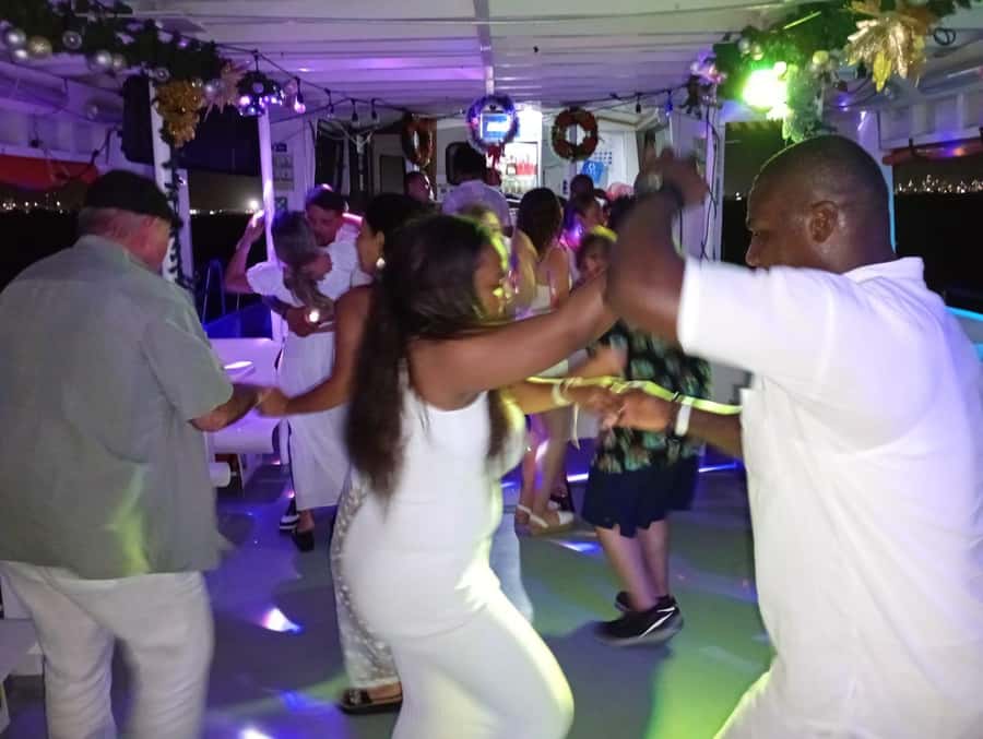 Cartagena: White Night Boat Tour with Dinner and Open Bar - What the three-hour schedule feels like