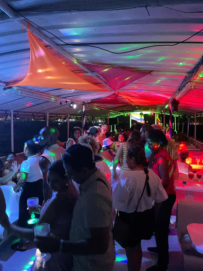 Cartagena: White Night Boat Tour with Dinner and Open Bar - A welcome cocktail and the first bay views