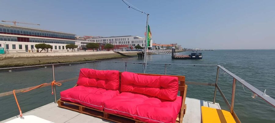 Cascais: Sunset Cruise to Lisbon with Open Bar - Meeting at Cascais Marina