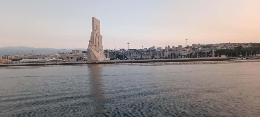 Cascais: Sunset Cruise to Lisbon with Open Bar - Belém Tower and the Monument to the Discoveries