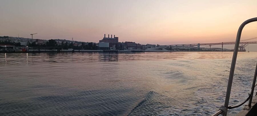 Cascais: Sunset Cruise to Lisbon with Open Bar - Entering the Tagus and arriving in Lisbon